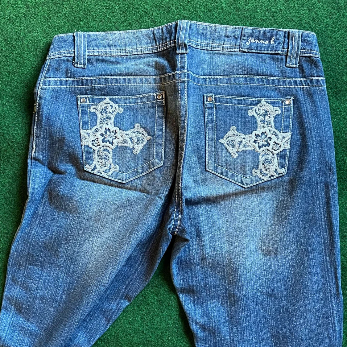Blå jeans med broderade kors Jonna B - 1