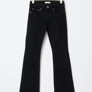 Svarta bootcut/flare jeans - Svarta jeans från Gina tricot i storlek 36. Modellen har bootcut/utsvängda ben. Jeansen är tillverkade i ett stretchigt denimtyg som sitter snyggt och bekvämt. Bara använt några få gånger. Säljer pga dem inte passar mig.