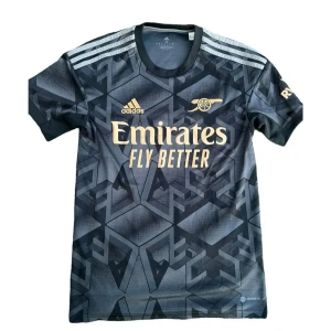 Arsenal Xhaka 34 bortatröja Adidas - Snygg Arsenal bortatröja från Adidas med Xhaka 34 på ryggen. Tröjan är mörkgrå med geometriskt mönster, guldiga detaljer och klassiska Adidas-ränder på axlarna. Tillverkad i lätt och ventilerande material, perfekt för match eller träning. Jag säljer tröjan då jag knappast använder den plus jag är inget arsenal fan. Skriv till mig privat ifall ni har mer frågor eller vill se fler bilder. Priset kan diskuteras och jag är öppen för att göra byten också 