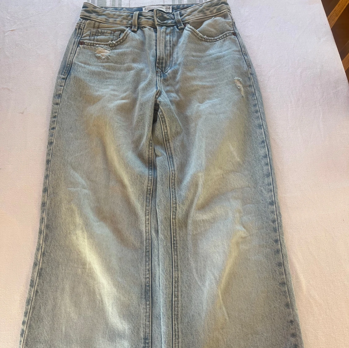 Ljusblå wide jeans från Stradivarius