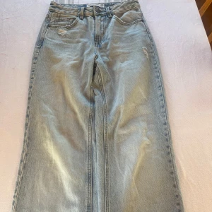 Ljusblå wide jeans från Stradivarius - Säljer ett par ljusblå jeans från Stradivarius i storlek 34. Jeansen har en straight passform, mellanhög midja och slitna detaljer vid fickorna, nästan aldrig använda💞