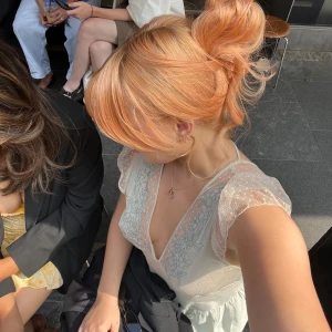 Ljusgrön blus med spetsdetaljer - Superfin ljusgrön blus från MANGO med volangkant och transparenta prickiga spetsärmar. Djup v-ringning med broderade blommor framtill och snörning i ryggen.  Som ny använd 2 gånger! 