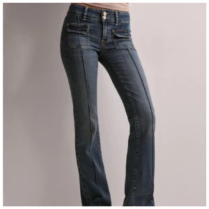 Blå bootcut jeans med fickor - Snygga blå jeans med bootcut-modell och markerade sömmar längs benen. De är lite slitna längst ner men annars i bra skick. Byxorna är väldigt stretchiga i materialet! ❤️