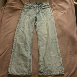 raka ish jeans från hm - säljer dessa ljusblåa jeans från hm som jag inte riktigt vet vad man ska kalla men köpte dom som sedan aldrig kom till användning, skulle säga att de är ganska högmidjade eller mellanmidjade, kan vara raka eller typ lite utsvängda har ingen aning💞 pris kan diskuteras och bara att fråga om fler bilder eller mått! 🤞💞