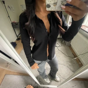 Svart kofta från Saint Tropez M - Svart kofta från Saint Tropez i storlek M. Klassisk modell med knappar framtill och lång ärm. Snygg och enkel att styla till jeans eller kjol. Mjuk och skön, perfekt för lager-på-lager under höst och vinter. Kan alltid diskutera pris. Skriv för frågor och bilder🥰🥰