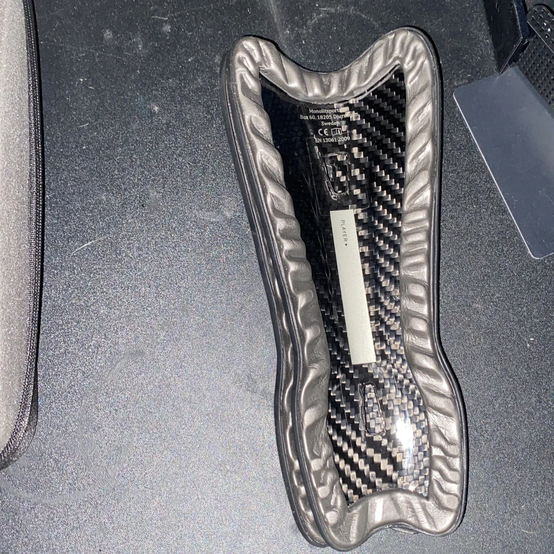 Monolit benskydd i kolfiber - 2