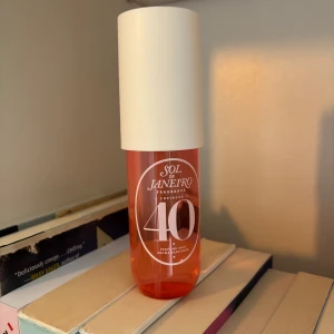 Sol de Janeiro Cheirosa 40 Parfym - Sol de Janeiro Cheirosa 40 är en parfym mist i en snygg cylinderformad flaska med rosa-orange ton och stor vit kork. Doften är känd för sina varma, sensuella och tropiska noter. Perfekt för dig som vill ha en fräsch och unik signaturdoft.helt ny