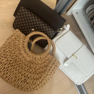 6 väskor 180kr - Säljer en stor svart shoppingväska med långa handtag, perfekt att bära över axeln. Väskan är enkel och stilren med mjukt material och rymligt fack. Passar dig som vill ha plats för allt du behöver under dagen.