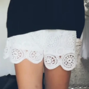 Vita virkade shorts med spetsdetaljer - Säljer dessa super snygga lågmijade shorts som jag köpte utomlands!💕