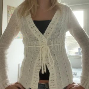 Vit stickad kofta  - Storleken är M men skulle säga att den är i XS/S Perfekt för hösten och vintern🤎