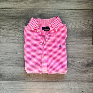 Rosa Ralph Lauren skjorta, ny utan prislapp, stl S - Skicka gärna vad du tycker att skjortan är värd, jag är öppen för bud, skicka gärna ett! Klassisk rosa skjorta från Ralph Lauren i storlek S, ny utan prislapp, Ett stilrent plagg i riktigt fin kvalitet som passar både till vardags och mer uppklätt. Nypris ca 1 200 kr, här har du chans att få den till ett mycket bättre pris, 349. Kika gärna in min profil, jag lägger upp liknande plagg löpande! Ralph Lauren skjorta rosa ny oanvänd skjorta med tagg herrskjorta sl