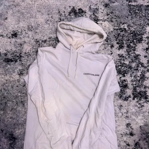 Vit hoodie från Calvin Klein Jeans - Några fläckar men går bort i tvätten skick 8/10 använd få gånger 