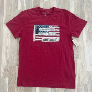 HELT NY Ralph Lauren denim supply t shirt  - Otroligt fet t shirt, het ny, väldigt svårt att få tag på, priset kan såklart diskuteras!