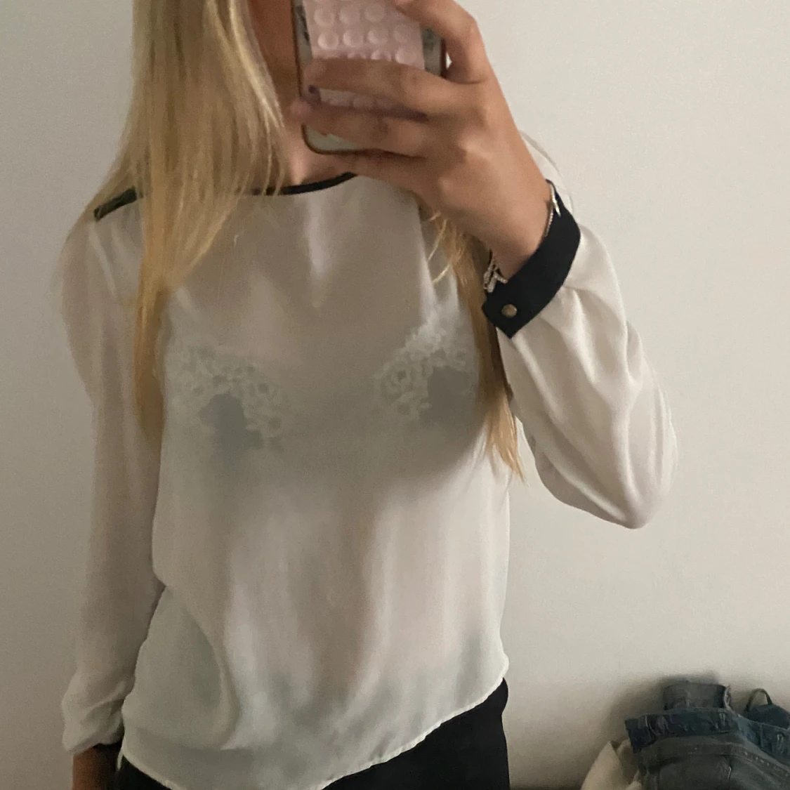 Vit blus med svarta detaljer och dragkedja - 2