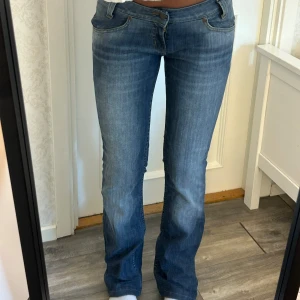 Lågmidjade utsvängda jeans - Säljer du jätte snygga vintage Lee jeans! De jag har på mig på bild 1 & 2 är samma modell som på bild 3 fast större. Så de är alltså dom som ligger på golvet som jag säljer bara att de är i mindre storlek och passar inte mig💓De är i W26 L31. Innerben: 73 cm, midja rakt över: 38 cm Kom privat för fler frågor eller mått🥰
