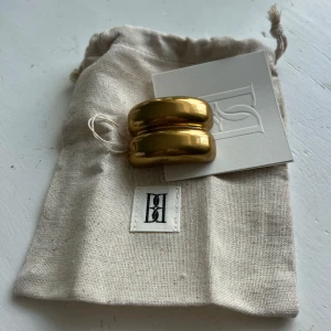 Brosch  - Guld brosch från By Malene Birger. Aldrig använd med prislapp kvar. 