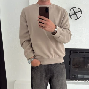 Relaxed sweatshirt h&m - Storlek small, är 178cm för jämnförelse. 