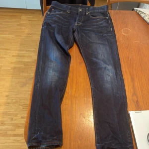 G-Star RAW 3301 Tapered jeans - G-Star RAW 3301 Tapered jeans som är i nyskick. Iprincip helt oanvända. Storlek 32/32. Skriv vid frågor😀