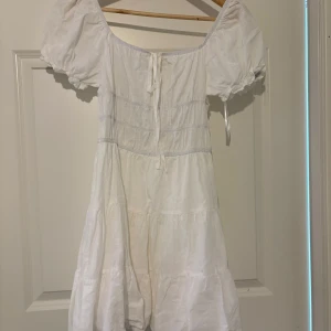 Vit klänning  - En vit somrig kort klänning med fina detaljer upptill använd ett fåtal gånger 