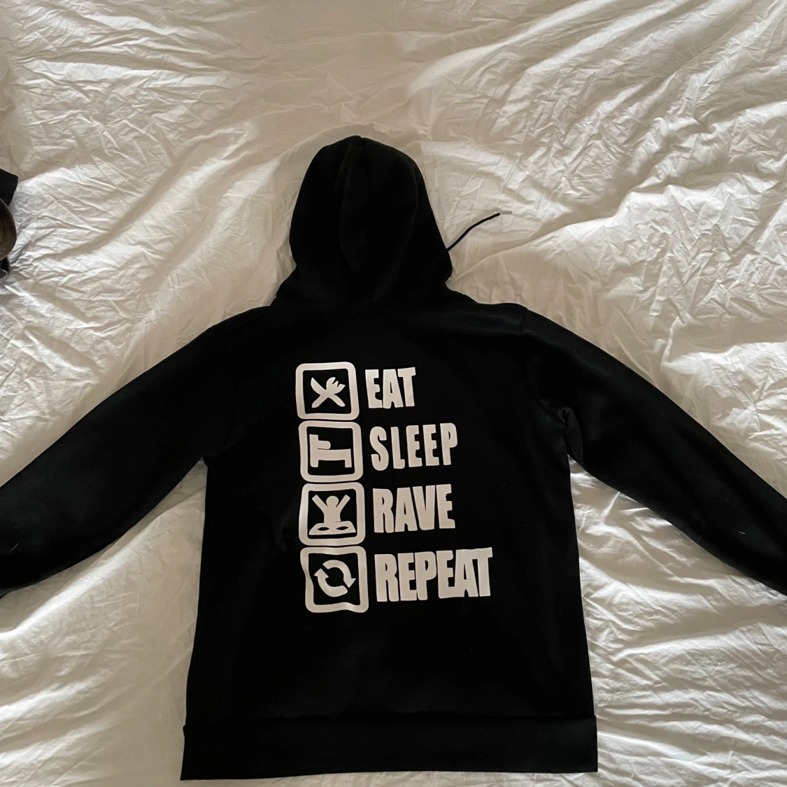 Svart hoodie med tryck 'Eat Sleep Rave Repeat' - 2