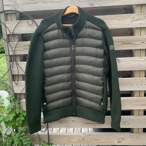 Stickad North Sails Cardigan  - Riktigt fet cardigan från North Sails. Storlek L.  Går ej att få tag i längre. Nypris omkring 2800. Mycket fint skick, enda defekten är en mindre reva på ena ärmslutet (se sista bilden). Hör gärna av er vid funderingar!✌️