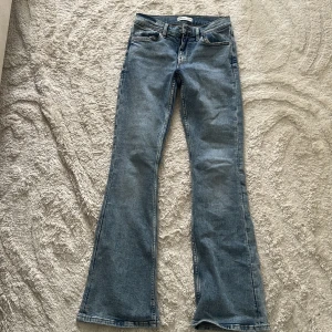 Bootcut jeans från Perfect Jeans - Snygga ljusblå bootcut jeans från Gina tricot. Klassisk femficksmodell med normal passform och dragkedja. Jeansen är tillverkade i mjukt bomullstyg och har en lätt utsvängd benvidd för en trendig siluett.