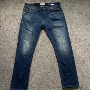 Blå Replay Rocco jeans - Tja, säljer ett par blåa replay jeans i modellen Rocco i storlek 31-30 i mycket bra skick, jeansen har en fin rak passform och är perfekt till dig som inte gillar jätte skinny  men ändå vill att den ska sitta rakt och fint, modellen på bilden är 178 cm lång och väger ca 67 kg, kom privat vid minsta lilla och pris går att diskutera vid snabb affär🍾🍾💯