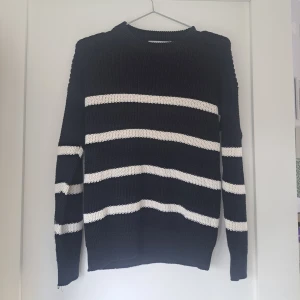 Randig stickad tröja från 157 - Använda fåtal gånger, inga defekter!!🌸🌸 passar mig som är xs/s