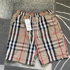 Burbbery shorts - Helt nya, aldrig använda.passade inte mig så bra så tänker sälja, jätte bra kvalitet o jätte fina shorts, om du har några frågor är det bara att skriva o priset går att diskuteras, ge prisförslag 