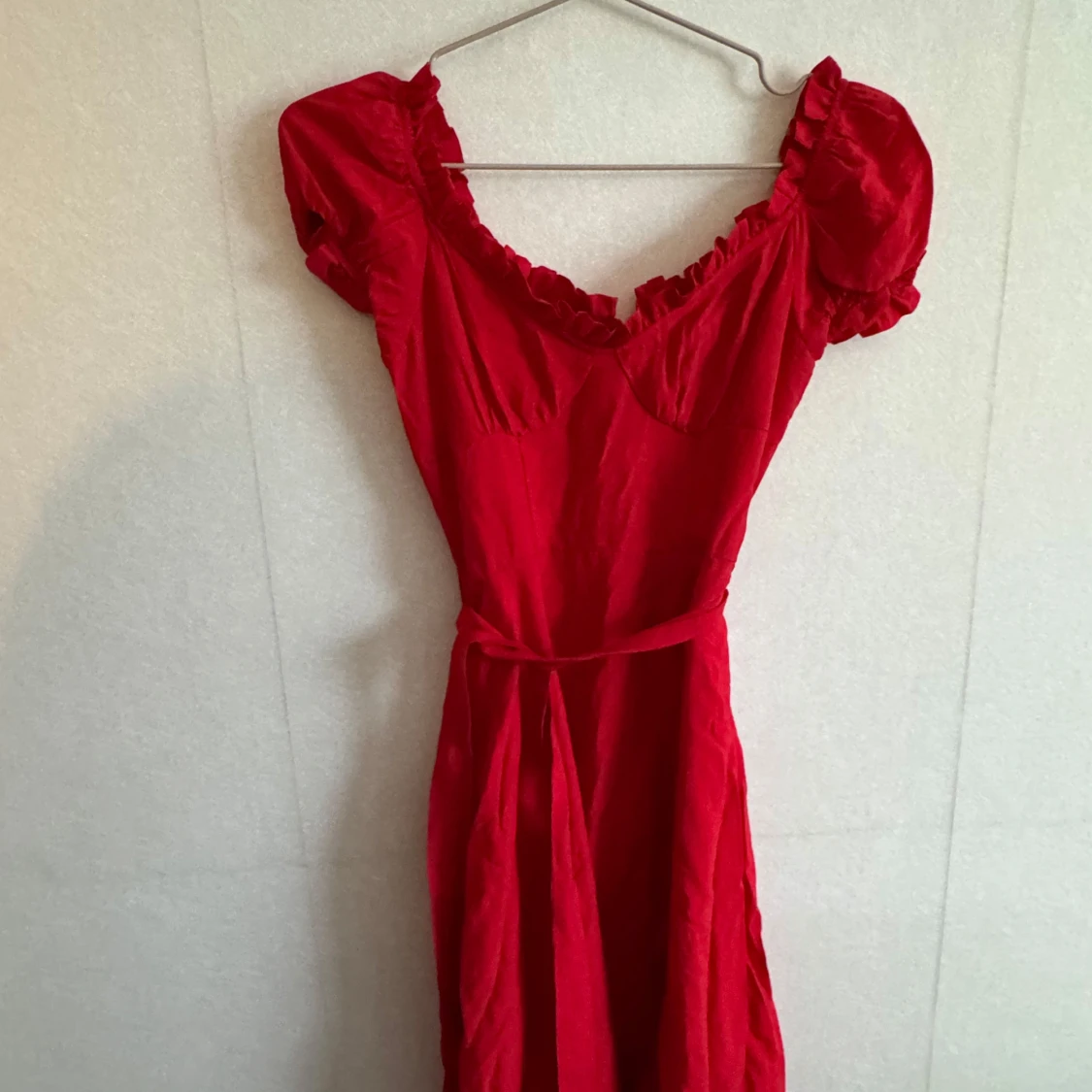 Röd klänning med puffärm och volang - 1