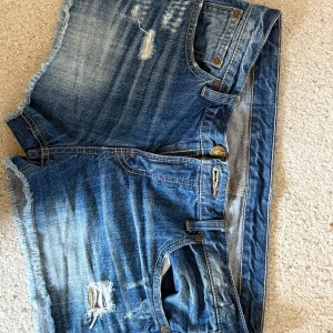 Lågmidjade shorts - Så snygga lågmidjade jeans shorts. De har snygga slitningar och passar perfekt till sommaren. Skriv direkt om ni är undrar något, tryck gjärna köp nu🙌