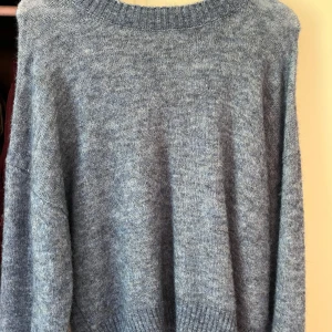 Blå stickad tröja från Cubus - Mysig blå stickad tröja från Cubus i storlek M. Tröjan har en rund halsringning med ribbade detaljer och långa ärmar. Perfekt för lager-på-lager och chill dagar. Materialet är mjukt och ger en avslappnad vibe. Aldrig använt!