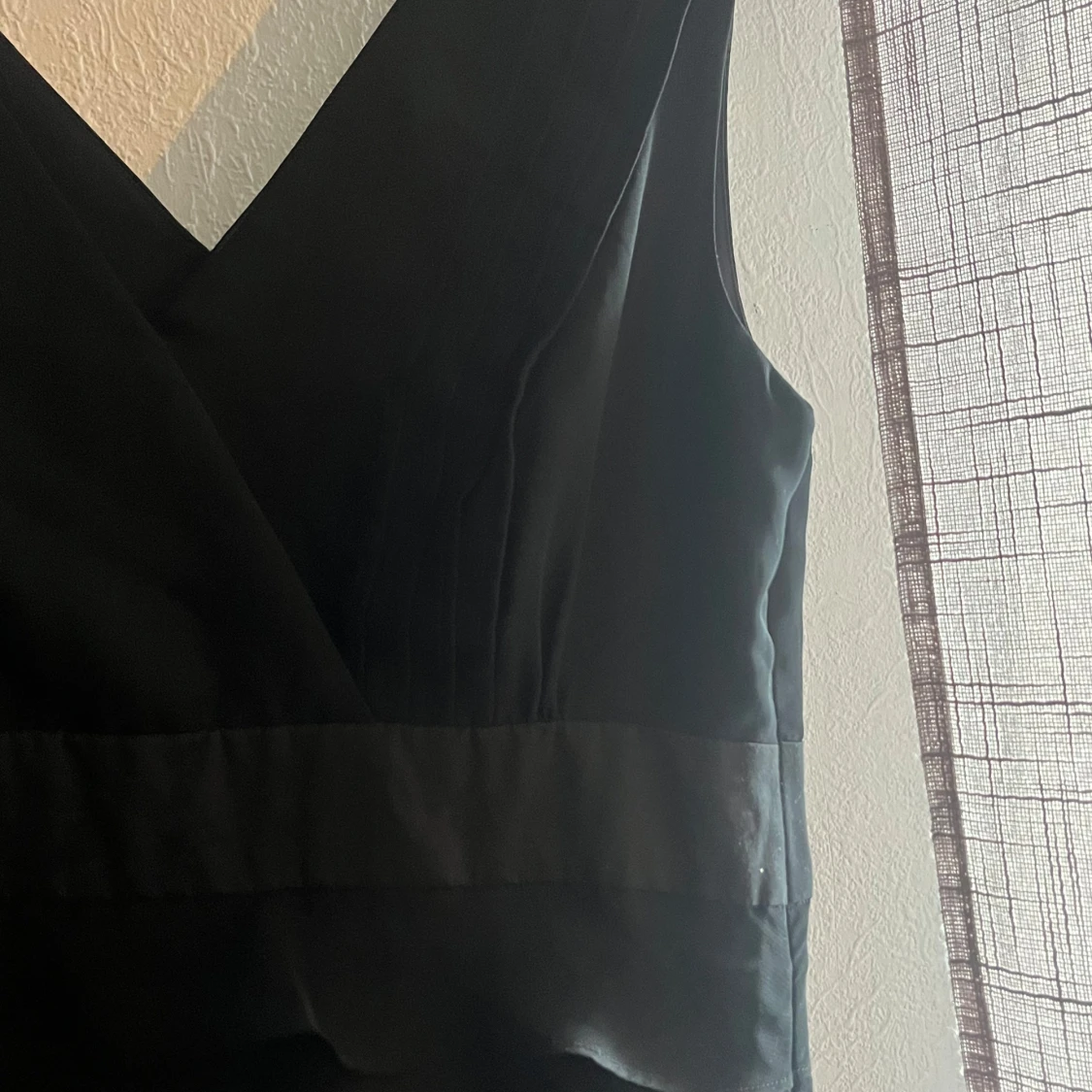 Svart klänning med volanger - 1