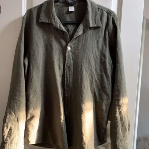 Mörkgrön linneskjorta - Mörkgrön linneskjorta! Köpt från lindex och är storlek 164 och passar er allt från 155 till 167 skulle jag säga. Jätte bra skick, endast använd typ max 10 gånger. 