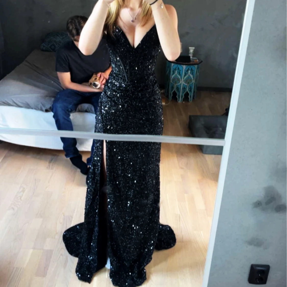 Svart glittrig långklänning med slits