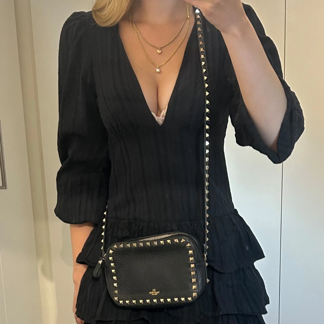 Svart volangklänning med v-ringning