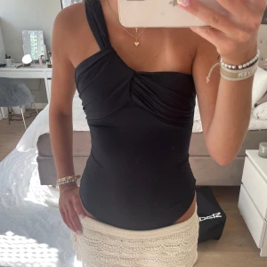 Svart body  - Snygg svart body från h&m!!