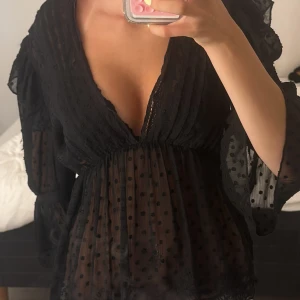 Svart prickig blus - Supersnygg svart blus med ett lite prickigt mönster och lite genomskinligt material! 💗 super söt och perfekt till fest eller uppklätt! 🌷