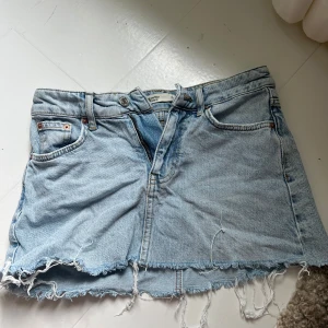 Ljusblå jeanskjol med fransig kant - Säljer en ljusblå jeanskjol ifrån Gina tricot🥰🥰