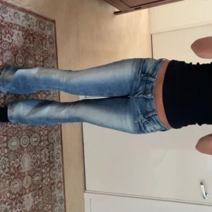 Blå bootcut jeans  - Snygga ljusblå jeans , för fler bilder skriv privat . Inga tecken på skador 