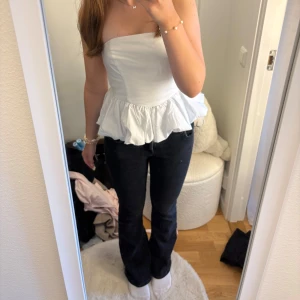 Svarta lågmidjade jeans - Säljer mina svarta lågmidjade jeans från Bikbok! Dom är använda men är absolut i bra skick. Köptes för 600-700kr och säljer för 300 men priset kan diskuteras!!💕💕