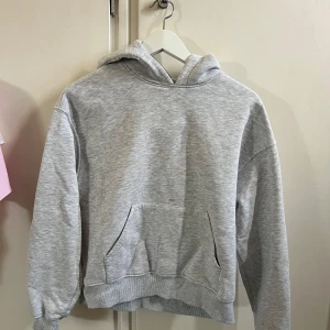 Grå hoodie från gina - Grå hoodie från gina. Den har en liten fläck mitt på men inget man tänker på när man har på sig den.