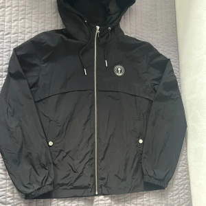 Trapstar jacka - Missa inte chansen att fynda denna kvalitetsjackan till ett bra pris! Perfekt för dig som vill hålla dig varm och snygg obs har en liten skada 