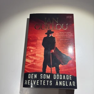 Den som dödade helvetets änglar - En spännande bok om två pensionärer, journalisten Erik Ponti och underrättelseofficeren Carl Hamilton, som dras in i kampen mot extrem och organiserad brottslighet. Perfekt för dig som gillar action, mysterier och oväntade hjältar.