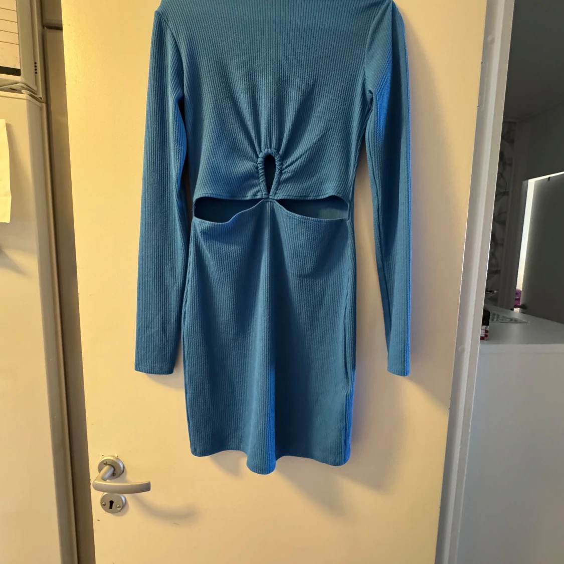 Blå ribbad cut out-klänning Clockhouse