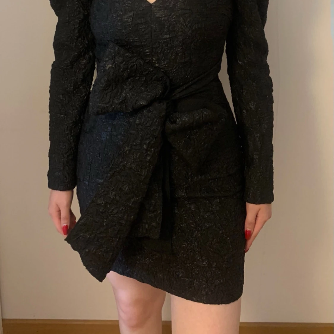 Svart kort klänning med puffärm och rosett - 1