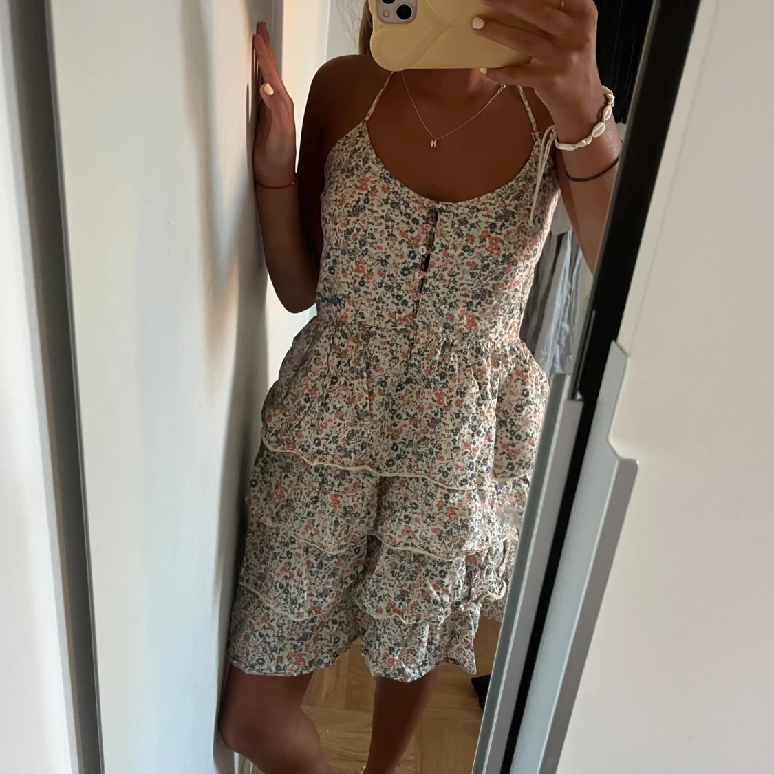 Blommig volangklänning med knappar - 1