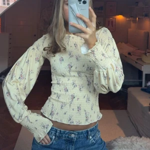 Gul blommig blus - LÅNADE BILDER (kom privat för egna) Supersöt slutsåld ljusgul blus med blommigt mönster och smockad midja. Blusen är i Stolek Xs💓💓💓