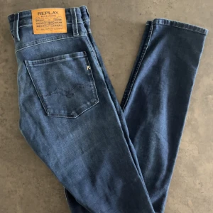 Replay jeans  - Riktigt feta marinblå Replay Anbass! HELT oanvända, nypris 1800 kr‼️Storlek 31W/36L, men passar även om du har kortare i längd vanligtvis