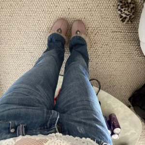 Blå Disel jeans bootcut - Säljer ett par jättesnygga blåa Disel jeans! Jag är 175 och de är jättebra i längden för mig! 🌸